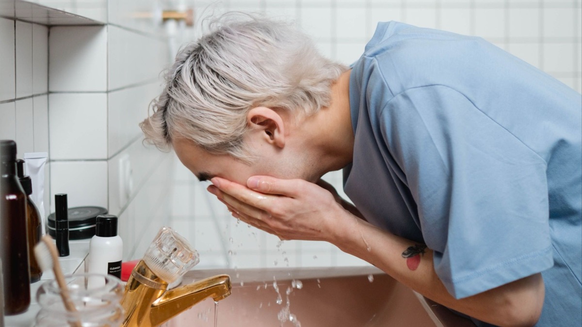 5 Hidden Everyday Pollutants That Ruin Your Skin
