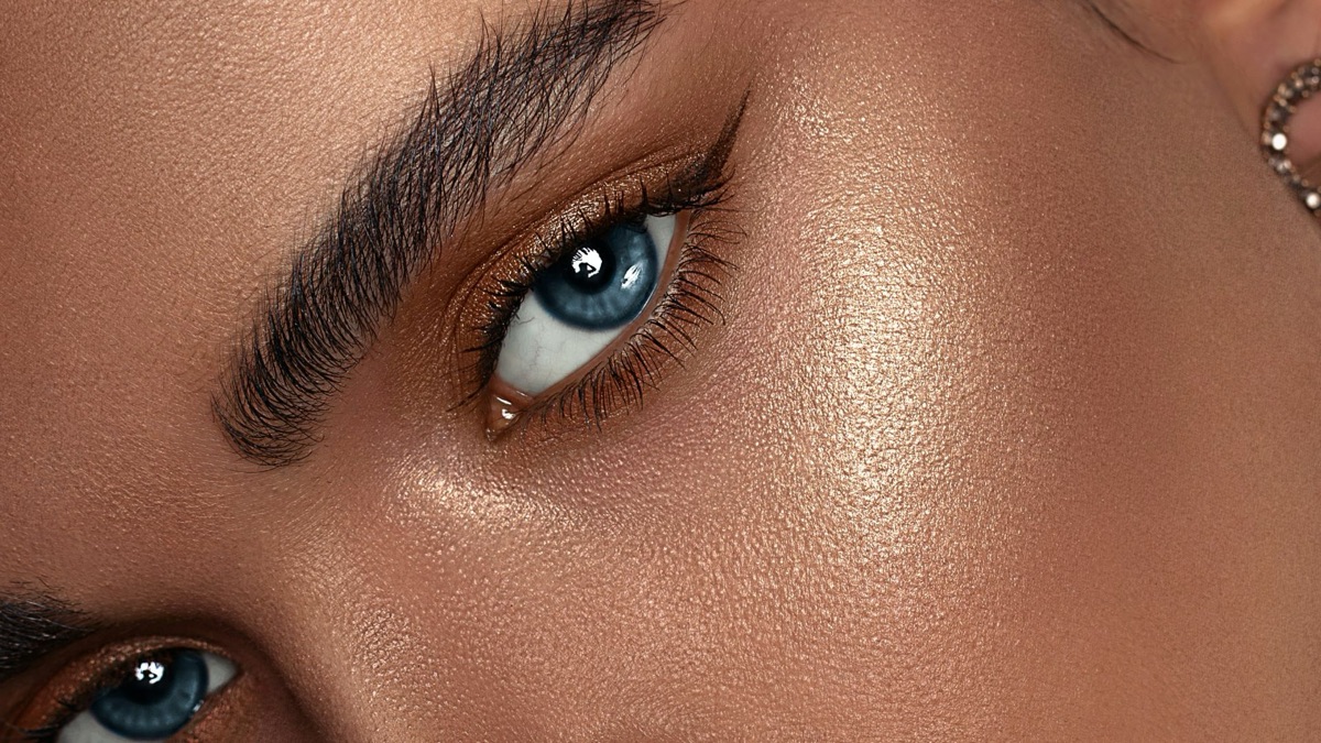 5 Ways To Refresh Your Makeup Throughout The Day