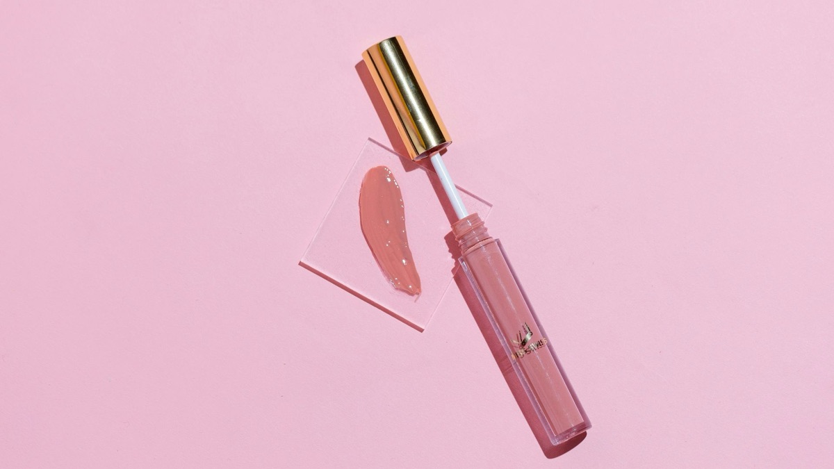 5 Ways To Refresh Your Makeup Throughout The Day